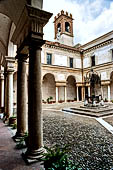 Abbazia olivetana di San Nicola - Rodengo, Lombardia. Il chiostro della cisterna. 